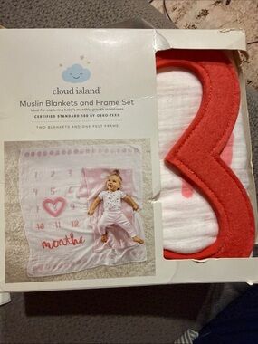 NEW 2 Cloud Island Muslin blankets & frame set